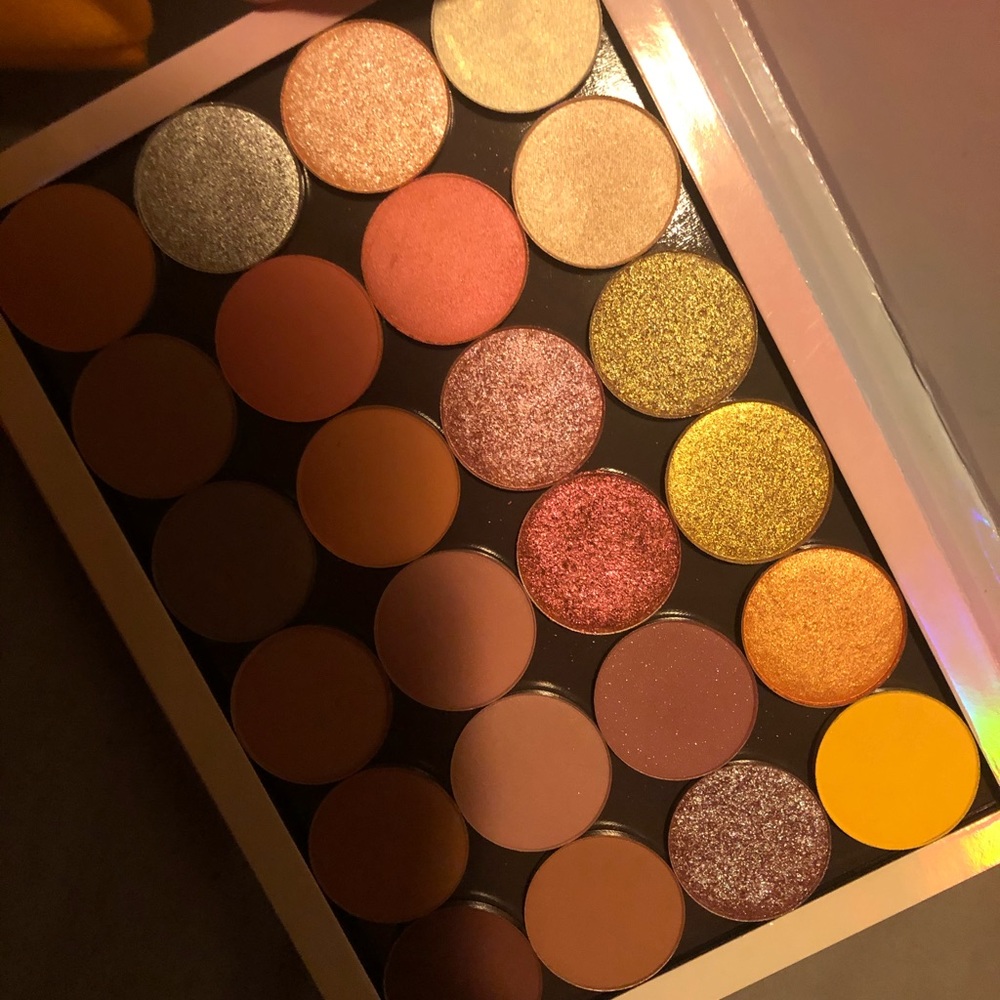Pallet with glitter and neutral color